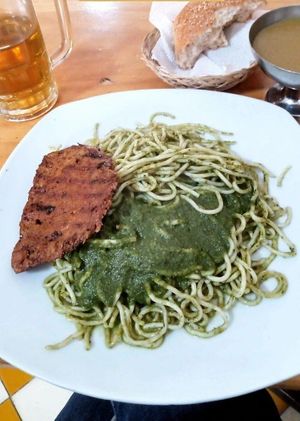 Tallarines verdes, bebida, postre, entrada y un pansito at Sabor y Vida in Lima