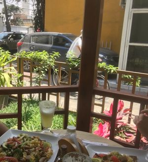 Outdoor seating with the daily special  at Sabor y Vida in Lima