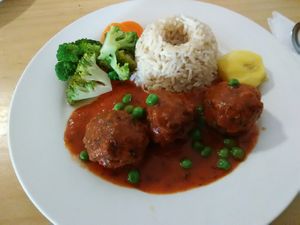 "Meat"balls, rice, veggies, tomato sauce at Sabor y Vida in Lima