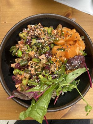 Vegan bowl with whole grain rice, tofu, edamame, red beetroot, cucumber, pineapple, onions, coriander and sweet potato salad (10€)   at Ma'loa in Hamburg