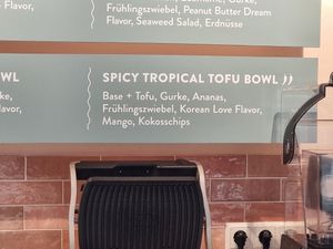 Tofu bowl at Ma'loa in Hannover