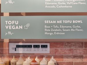 Tofu bowl at Ma'loa in Hannover