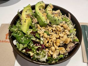 vegane SESAM ME TOFU BOWL (Avocado anstelle von Mango)🥭🥑🥙  at Ma'loa in Hannover