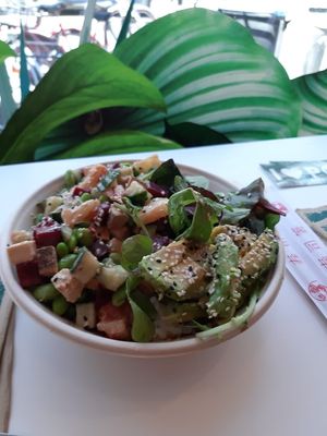 Make your own with lime rice and tofu at Ma'loa in Cologne