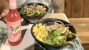 The vegan bowl is the one in the right (front of the photo)  at Ma'loa - Oranienburger in Berlin