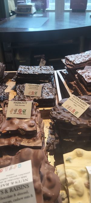 Vrac derrière une vitrine 58,50 euros/kg: hazelnut, nuts raisins, cocoa nibs at The Chocolate Line in Antwerpen