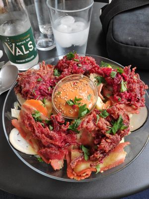 Fritter Salad avec beignets de betterave rouge. at Putsch in Montreuil