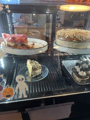 Cheesecake, carrot cake and brownies with Oreo   at Putsch in Montreuil