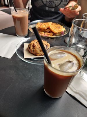 Mocaccino frappé+ cookie at Putsch in Montreuil