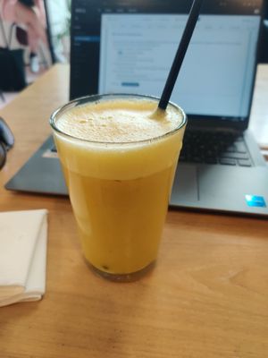 Golden latté frappé at Putsch in Montreuil