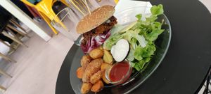 Burger of potatoes at Putsch in Montreuil