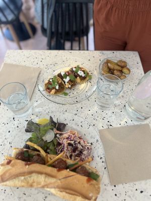 Table  at Putsch in Montreuil
