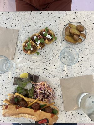 Table  at Putsch in Montreuil