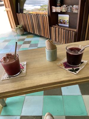 Jamaica slush (left) and regular Jamaica drink (right)  at Elela in Valladolid