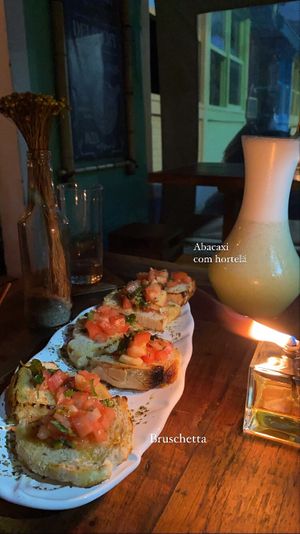 Bruschetta vegana e suco de abacaxi com hortelã  at Forno e Flora in Ubatuba