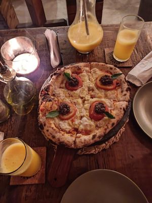 Pizza de marguerita at Forno e Flora in Ubatuba