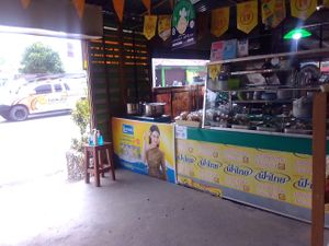 Lots of options! at Mueang Daeng Vegan Food - เหมืองแดงอาหารเจ in Mae Sai