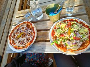 Två veganska pizzor, massor av options! at Amore in Gothenburg