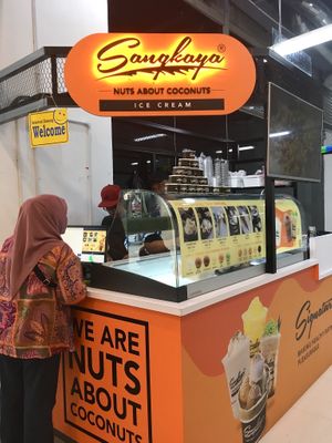 Kiosk outside Lulu Hypermarket at Sangkaya in Kuala Lumpur