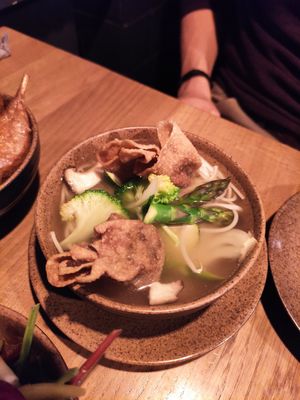 Klare Spargelsuppe mit Wantans und Weizennudeln at TA Vegan House in Hamburg