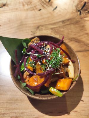 "Halloween" mit Kürbis, Sojawürfel, Zucchini etc at TA Vegan House in Hamburg