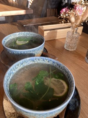 Ingwer Zitronen Pfefferminztee….frisch und sehr lecker  at TA Vegan House in Hamburg