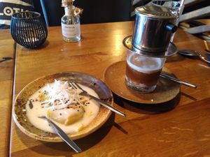 Kürbiskuchen und vietnamesischer Kaffee at TA Vegan House in Hamburg