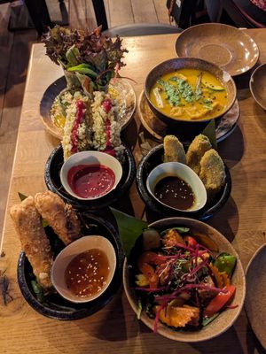 6 bowls to share at TA Vegan House in Hamburg