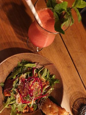 Peaceful Bowl & The Incredible Shake 😍 at TA Vegan House in Hamburg