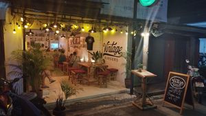 Street view at Vintage Burgers in Koh Phangan
