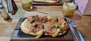 Pizza Napolitana Vegana, uma surpresa incrível na cidade, excelente sabor at Triumph Cafe in Ushuaia