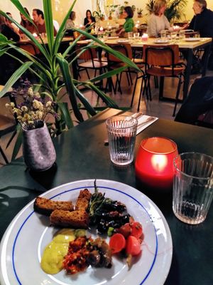 Vegan appetizers: delicious spreads! at Amour in Ghent