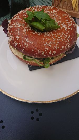 Veganer Bagel mit Hummus, Avocado, Spinat, Tomate und Salat at Oh Mother in Schwaebisch Gmuend