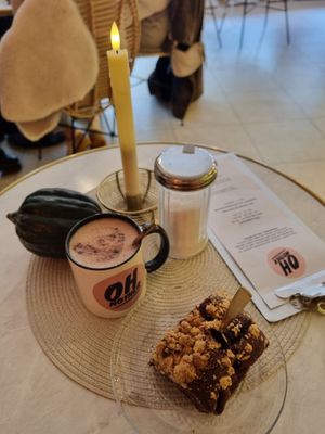 Berry crumble cake and hot chocolate at Oh Mother in Schwaebisch Gmuend