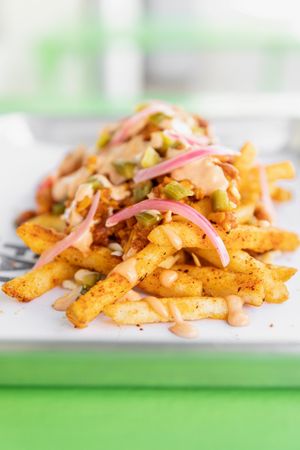 PAPANACHOS   
Papas fritas con chorizo, frijoles, quesos cheddar y mozzarella, 
cebolla roja encurtida, ‘Fat Sauce’, jalapeño
 at Fat Vegan in Mexico City