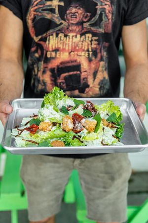 FAT CÉSAR - Lechuga, aderezo césar, jitomate confitado, crutones, menta
tallarines de cebolla frita, queso parmesano
 at Fat Vegan in Mexico City