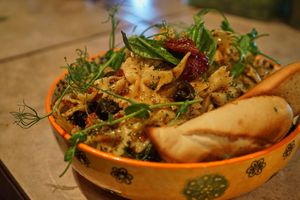 Pasta au pesto végé at Café Bistro du Village in Saint-mathieu-du-parc