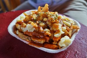 Poutine sauce végé snack bar chez Melo at Café Bistro du Village in Saint-mathieu-du-parc