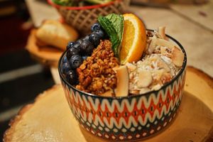 Smoothie bowl dejeuner at Café Bistro du Village in Saint-mathieu-du-parc