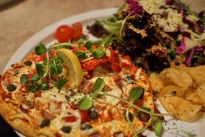 Pizzas maison sur naan, options vegan et presque toutes les pizzas sont végétariennes at Café Bistro du Village in Saint-mathieu-du-parc