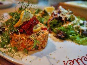 Tartare maison avec truite fumée locale at Café Bistro du Village in Saint-mathieu-du-parc