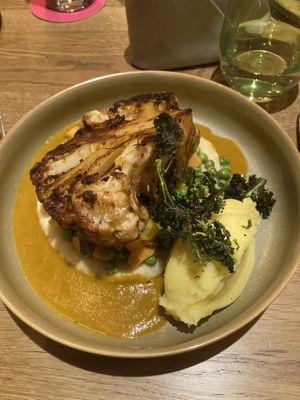 Blumenkohl mit Erbsen Kartoffelbrei und scharfer Soße  at Flux in Hannoversch Munden