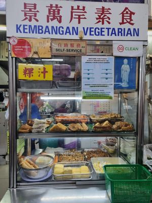 Beehoon noodles for breakfast! Uncle has a wide variety of food, so good and yummy! It's affordable too! at Kembangan 景万岸素食 in Central Singapore