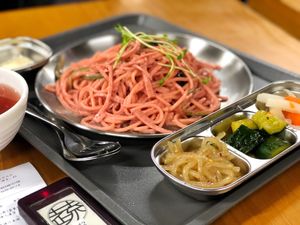 紅菜頭汁素腸椒絲炒意粉 Pan-fried Spaghetti with vegetarian Sausages in Beetroot Cream Sauce at My Meat Run Laboratory in Kowloon
