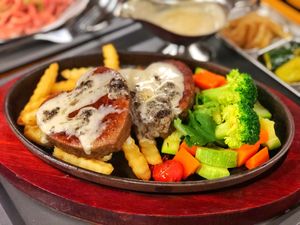 無可能系鐵板漢堡扒配什菜，黑松露白汁 The Impossible Burger in Black Truffle White Sauce with vegetables & fries at My Meat Run Laboratory in Kowloon