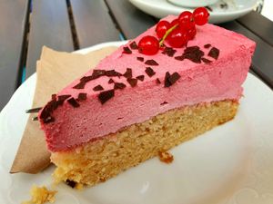 Vegan raspberry yogurt cake at Café Herzstück in Bad Oeynhausen