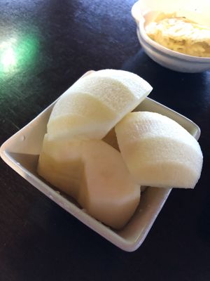 Perfectly peeled Nagano apples for breakfast at Jigokudani Onsen Korakukan in Yamanouchi