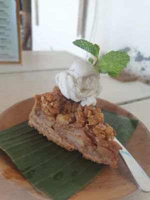 Apple pie and ice cream at Ombak Zero Waste Cafe in Lembongan