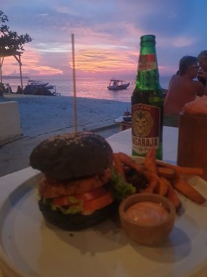 Christmas dinner! Tempeh burger and sweet potato fries at Ombak Zero Waste Cafe in Lembongan