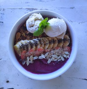 Acai & dragon fruit smoothie bowl at Ombak Zero Waste Cafe in Lembongan